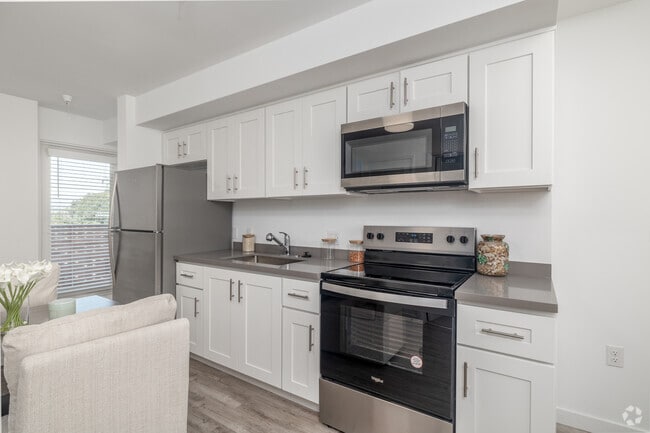 2BR, 2BA - 650SF - Kitchen - 5300 Crenshaw