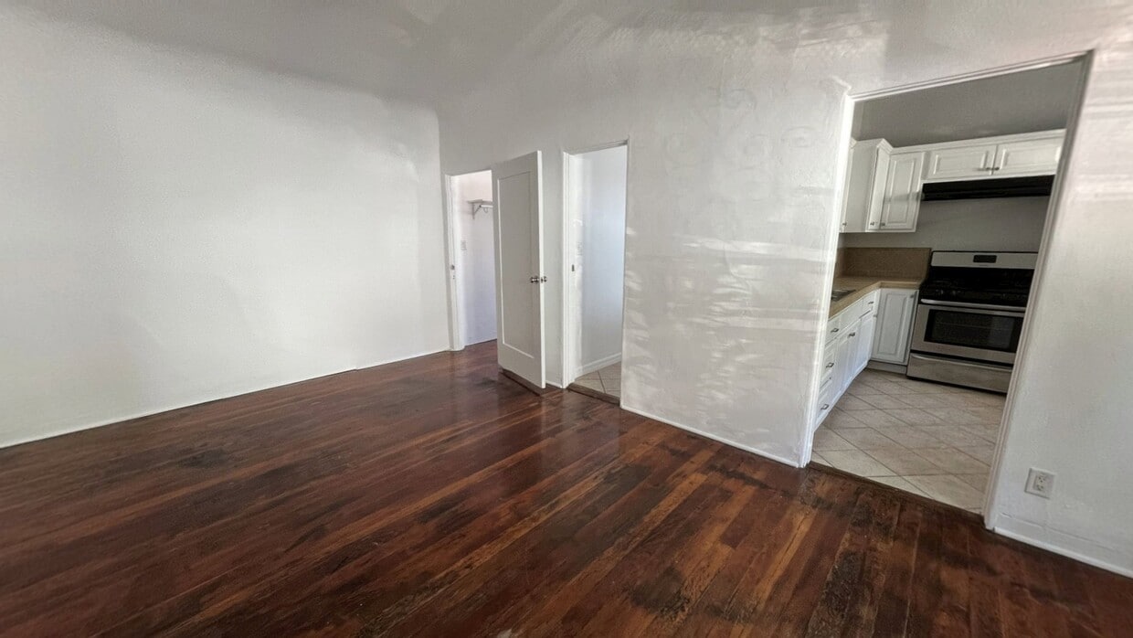 3D Tour - Big Momma Court Apts...Magical Renovated B...