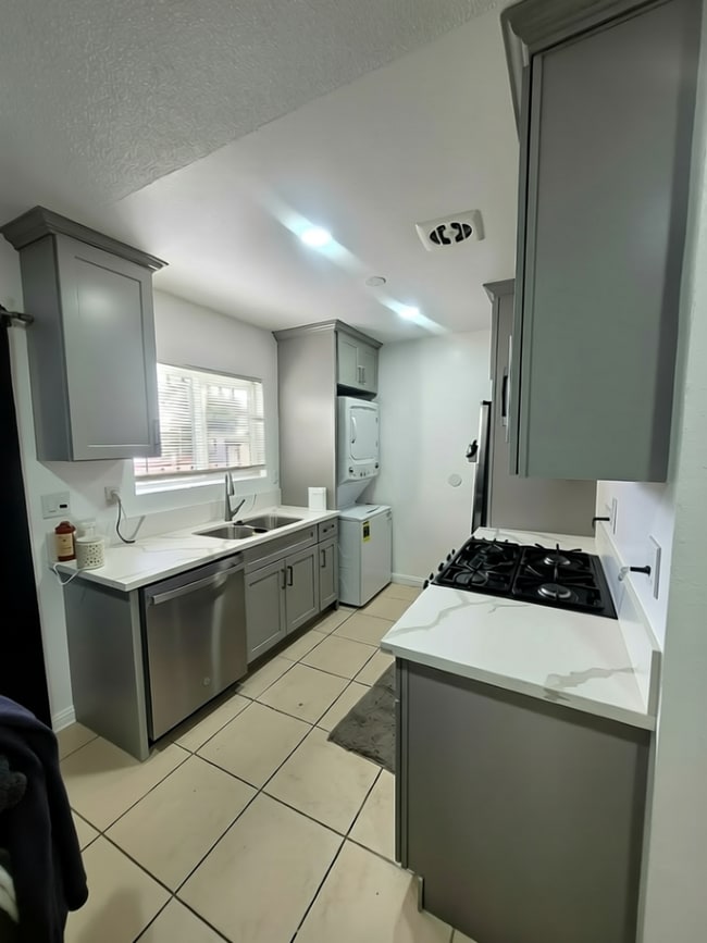 Building Photo - 931 Island Ave