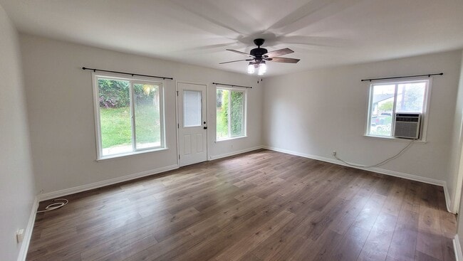 Building Photo - 3 Bed 2 Bath House Available Now!