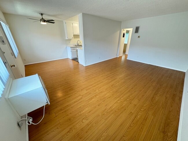 Building Photo - 447 W Elk Ave Unit 11
