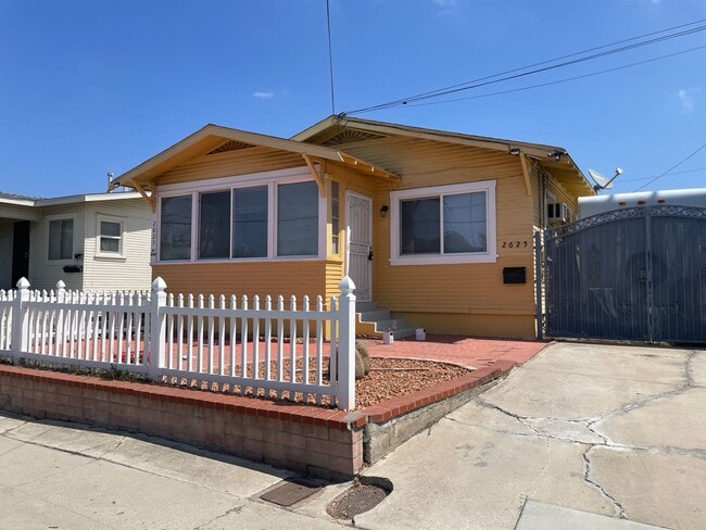Gorgeous 2-bedroom house for rent! Best De... - Gorgeous 2-bedroom house for rent! Best De...