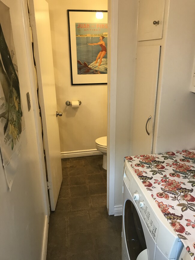 Main level bath and laundry - 4040 Grand View Blvd