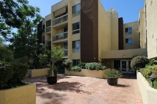 Building Photo - 1 Bedroom, 1 Bathroom North Hollywood Condominium for Lease! Unit 102