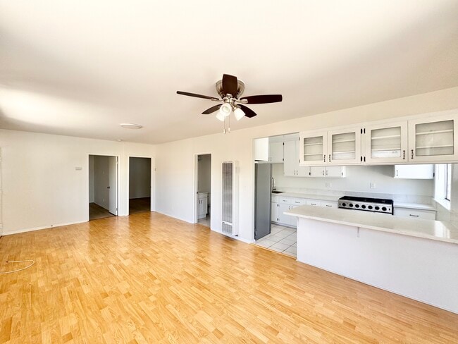 Building Photo - 5419 Harold Way Unit 5 Rental