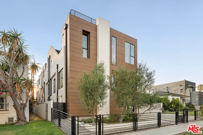 Photo - 807 N Detroit St