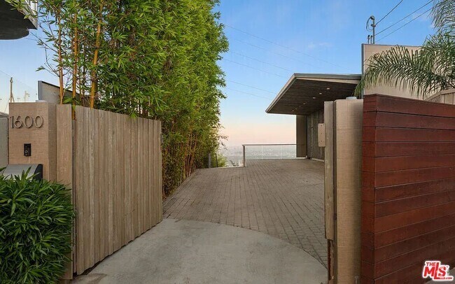 Building Photo - 1600 Viewmont Dr Rental