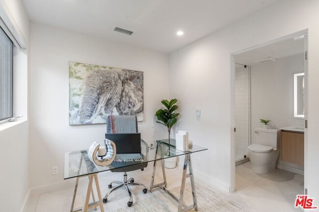 Photo - 855 N Detroit St