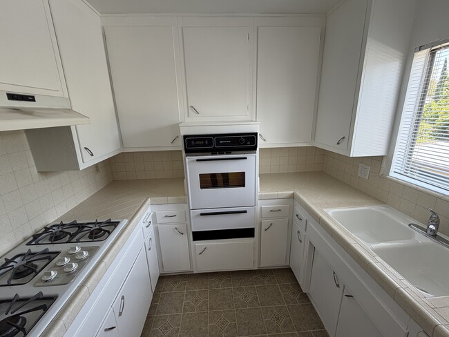 Unit 4 - 4444 Whitsett Ave