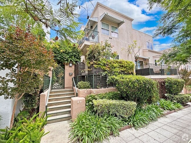 Building Photo - Charming 2BD/2.5BA Townhouse in Bankers Hi...