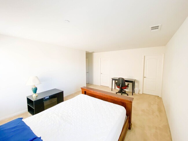 Photo - LARGE ROOM FOR RENT W/ PRIVATE BATHROOM IN... Unit ROOM #2