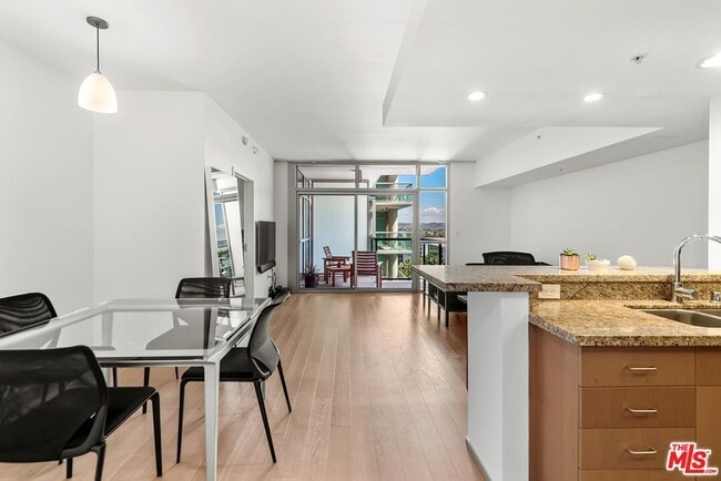 Building Photo - 13700 Marina Pointe Dr Unit 1127