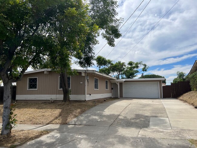 Building Photo - Updated 3BR/2BA home w/yard and garage in ...