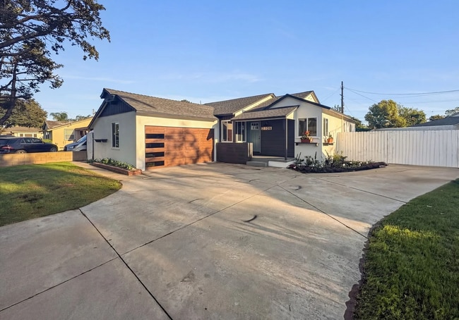 Building Photo - 2106 W Cerritos Ave