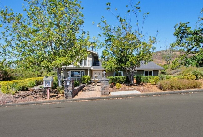 Photo - Peaceful Country Living - 3 Bedroom on 1/2 Acre, Available Now!