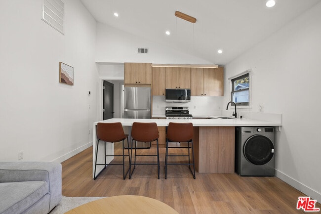 Building Photo - 1333 N June St Unit 2