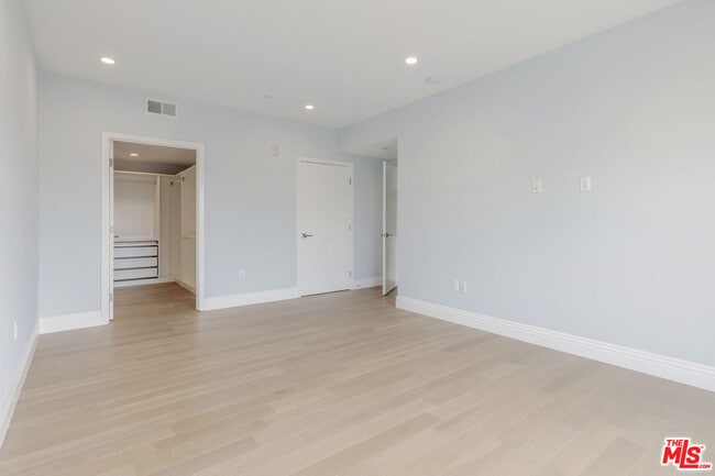 Photo - 2939 Leeward Ave Unit 401