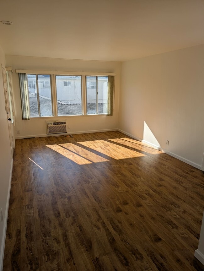 living room - 4427 Cartwright Ave Unit 4