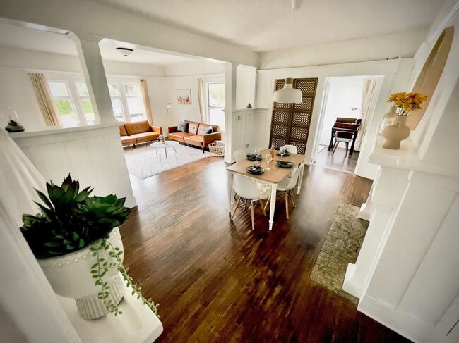 Building Photo - 5706 Kendall Ave Unit 5706