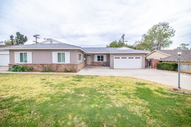 Building Photo - Expansive Four-Bedroom In Highly Desirable City Of Redlands!