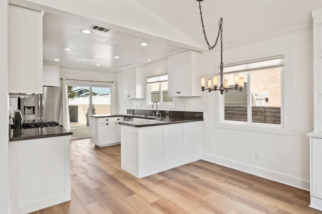 Building Photo - 413 N Paulina Ave