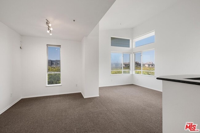 Building Photo - 6400 Crescent Prk E Unit 424