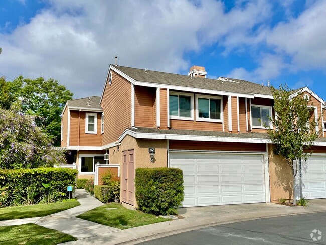 Building Photo - Beautiful End Unit Townhome in Fantastic A...