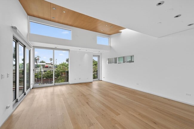 Photo - Discover this striking 3 bedroom apartment for rent in Venice, offering 4 bathrooms, contemporary...