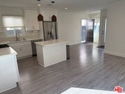 Photo - 907 Burrell St