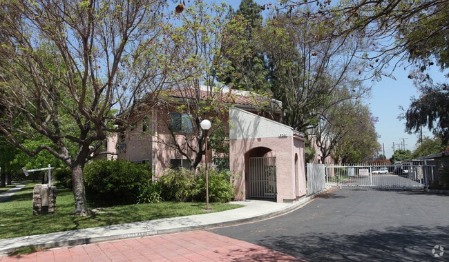 Building Photo - 9021 Beverly Rd Rental