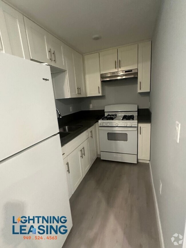 Building Photo - 5863 1/2 S West Blvd-5863 1/2D Unit 5863 1/2D Rental