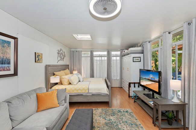 Studio type Patio Guestroom - 300 Entrada Dr House