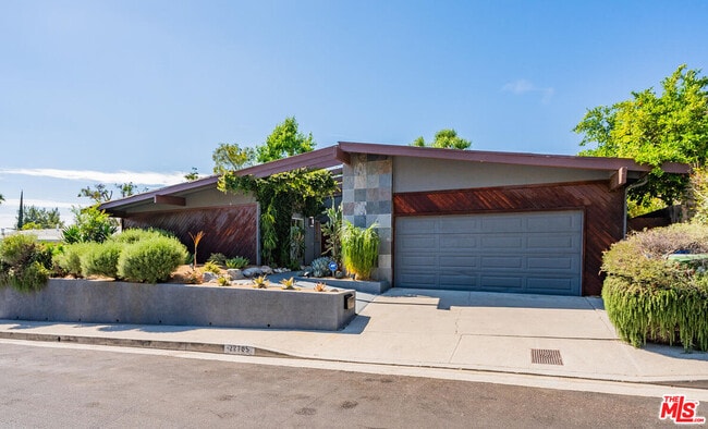 Photo - 22705 Crespi St