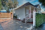 Photo - Beautiful spacious detached 2 bedrooms - 1... House