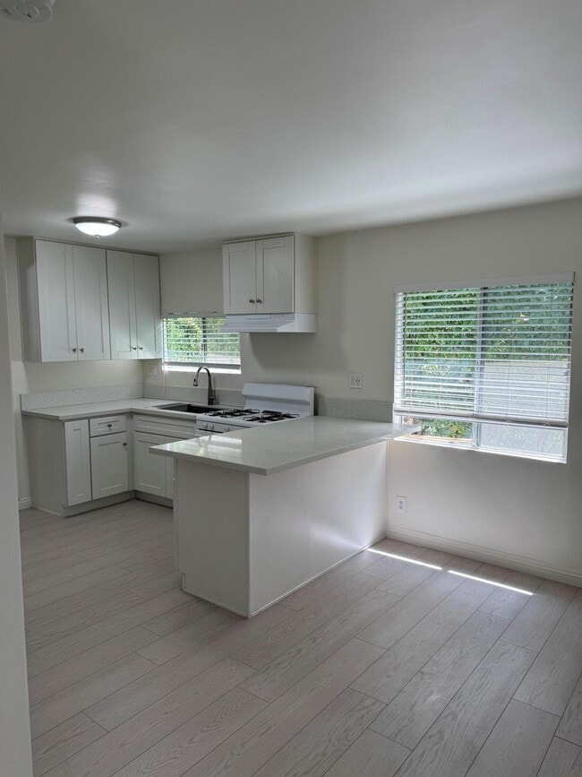 Building Photo - 156 S Roosevelt Ave Rental