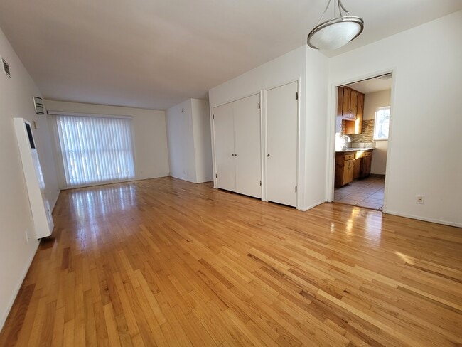 Photo - 2364 Walgrove Ave Unit 5