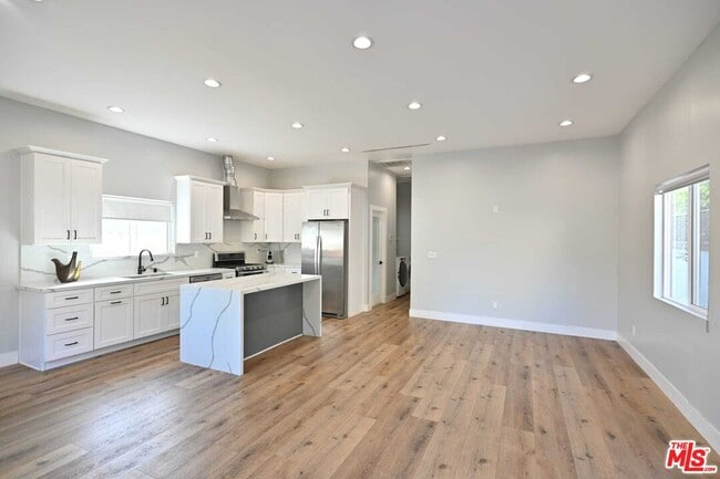 Photo - 6961 Balcom Ave