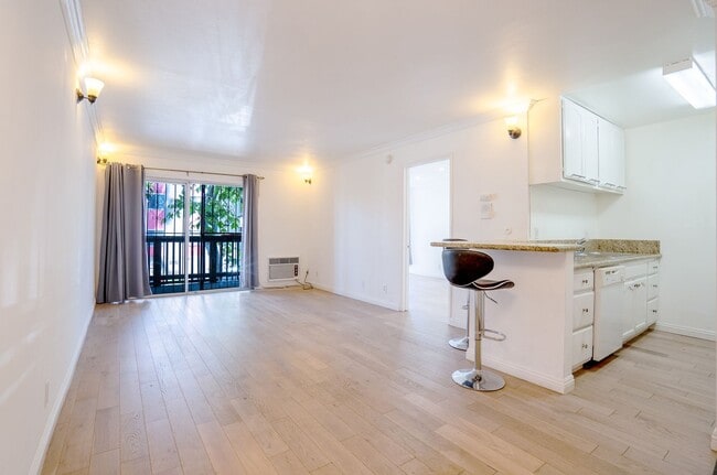 Building Photo - 1 Bedroom / 1 Bathroom Rear Condo Unit 121