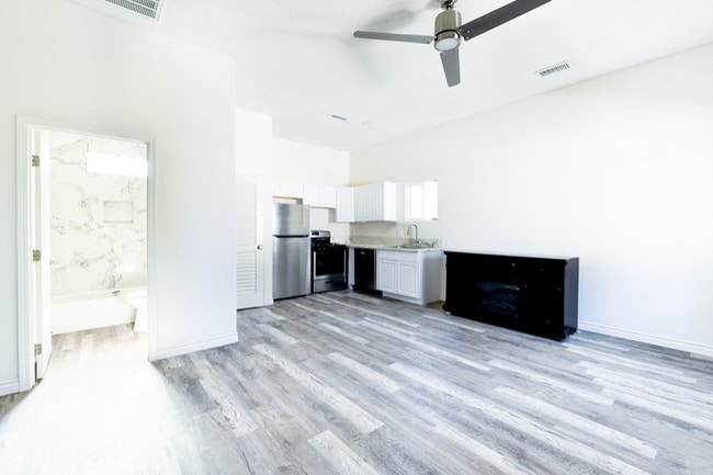 Photo - 207 W Cypress Ave