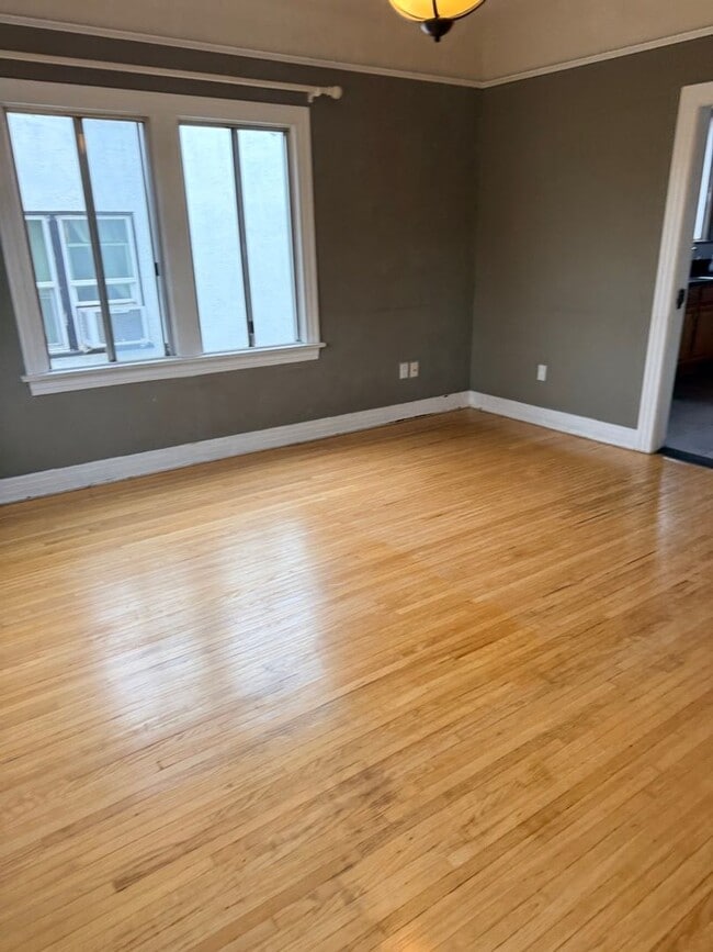 Photo - 1143 N Commonwealth Ave Unit 1143 1/2