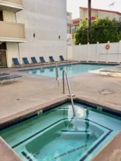 Pool and jacuzzi - 3565 Linden Ave Unit 119