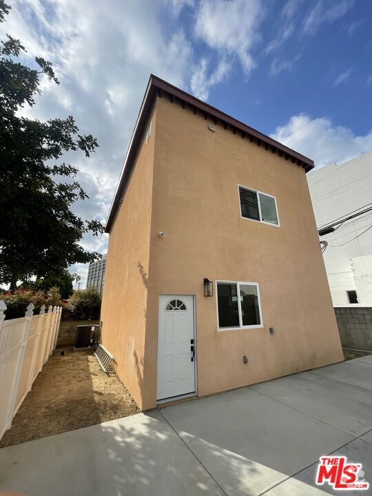 Building Photo - 16700 Moorpark St Rental