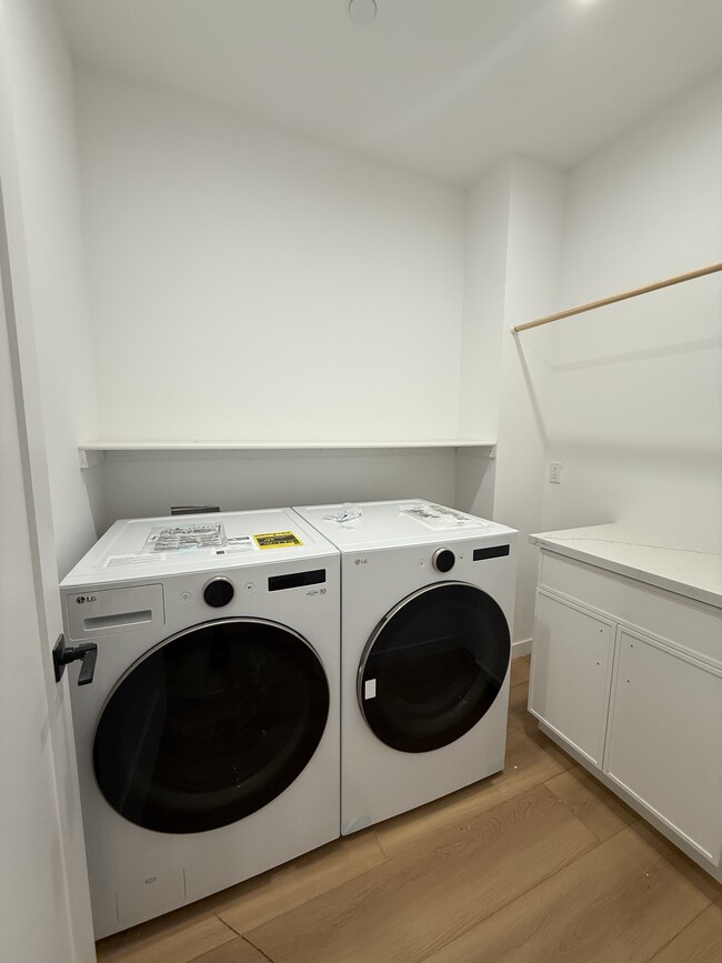 Photo - 9213 White Oak Ave