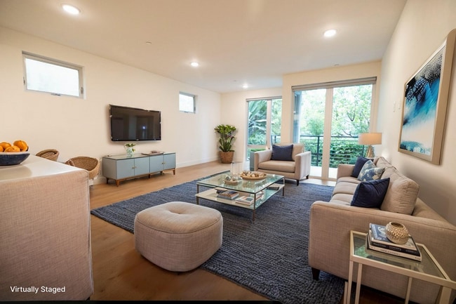 Photo - 2000 N Beachwood Dr