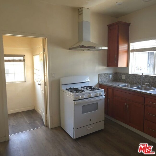 Photo - 1629 1/2 N Harvard Blvd