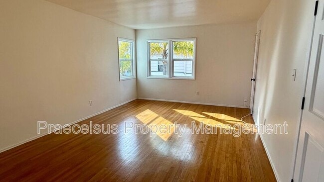 Photo - 317 E 5th St