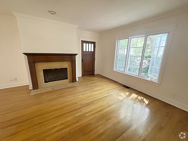 Building Photo - 618 1/2 N Beachwood Dr Rental