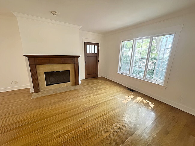 Photo - 618 1/2 N Beachwood Dr Apartments