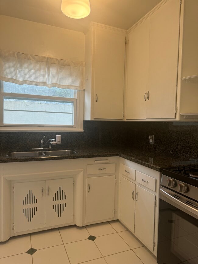 Kitchen granite counters - 8618 McConnell Ave Unit 8618