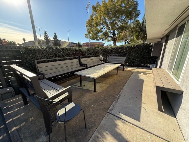 Photo - 925 W 30th St Unit 4